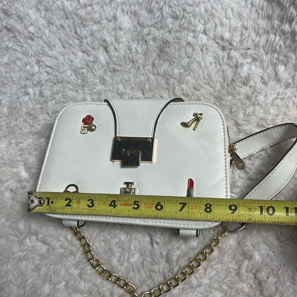White synthetic leather crossbody bag with fashion accents & gold tone chain. - Picture 12 of 15